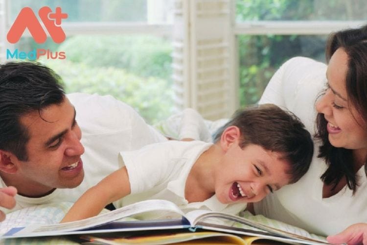 cha mẹ cùng chơi và vui đùa với con là một trong những cách tốt nhất để tăng niềm vui và sức khỏe tinh thần