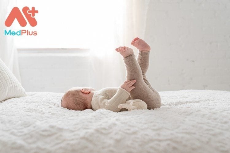 Đây là một phản xạ bảo vệ không tự chủ khiến trẻ sơ sinh bất ngờ khua tay và chân