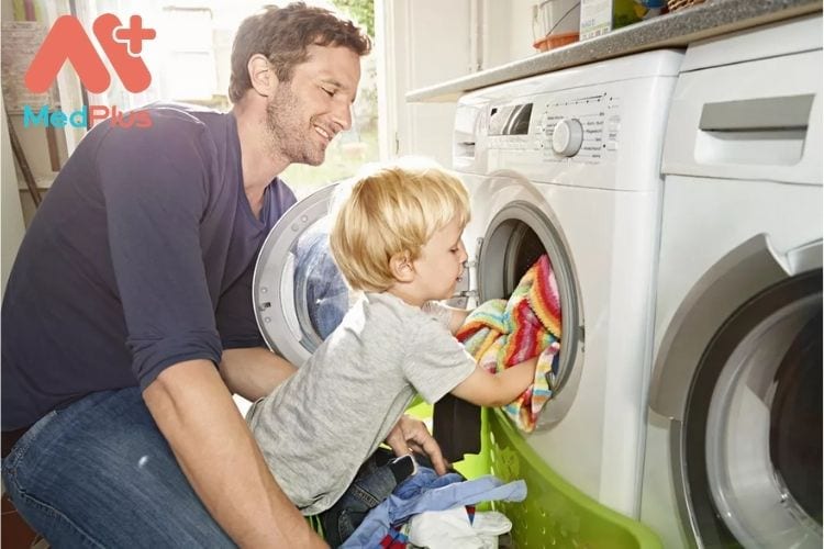 Dạy con cách giặt, gấp và cất đồ không chỉ là một kỹ năng sống giúp ích cho con mà còn có ích cho bạn.