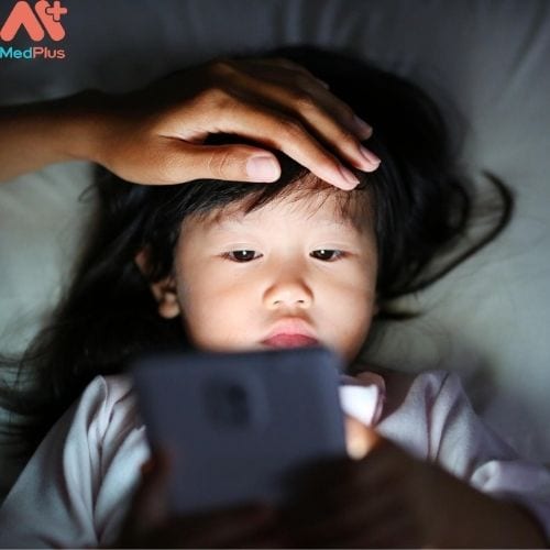 Không nên cho trẻ xem các thiết bị điện tử trước khi ngủ (Hình ảnh minh họa)