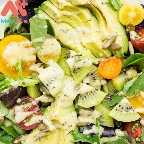 Kiwi có thể ăn chung với salad (Hình ảnh minh họa)
