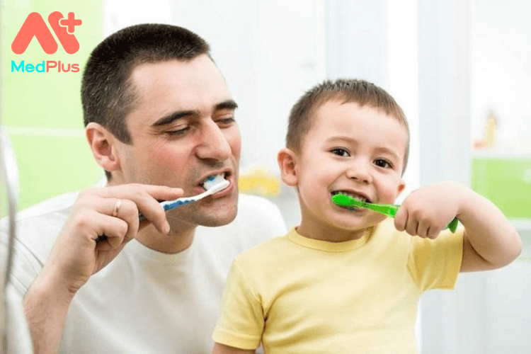 Làm thế nào để dạy con đánh răng?