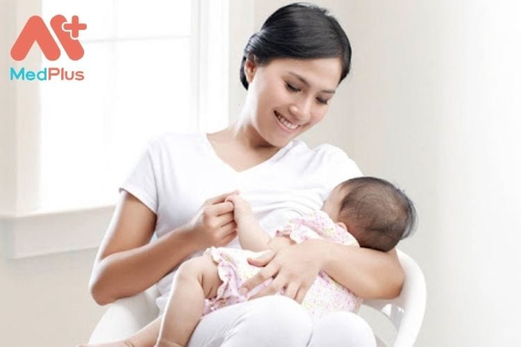 Trẻ sơ sinh dạ dày còn nhỏ và sữa mẹ rất dễ tiêu, vì vậy bạn nên cho trẻ bú mẹ thường xuyên.