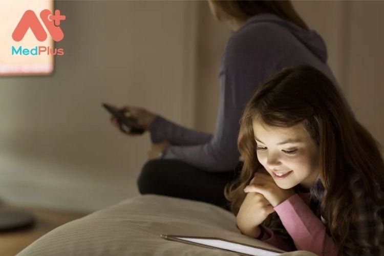 Đừng để trẻ xem TV hoặc chơi trò chơi điện tử ít nhất một giờ trước khi đi ngủ