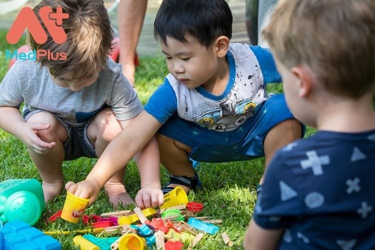Vui chơi ngoài trời giúp trẻ phát triển trí tuệ, thể chất, tình cảm quan hệ xã hội. 