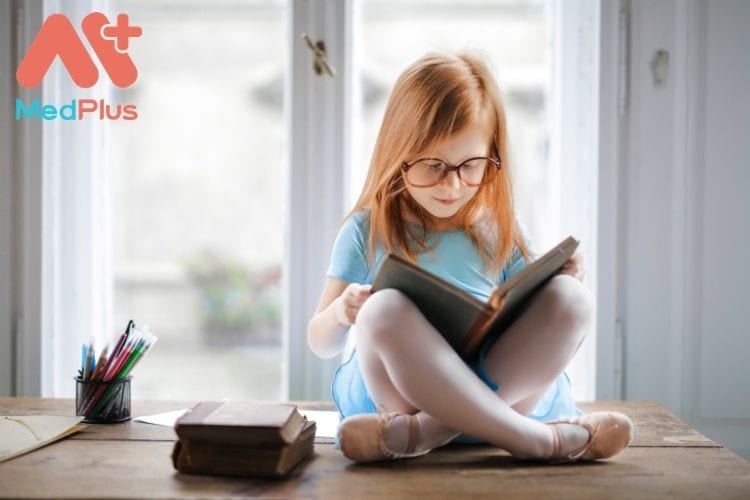 Cho trẻ đọc sách ngay từ khi còn nhỏ có thể mang lại nhiều lợi ích lâu dài.