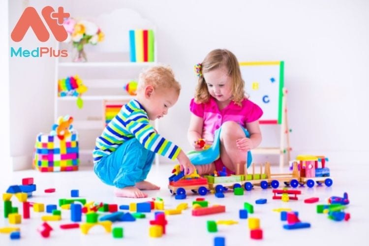 Nhiều đồ chơi phát triển các kỹ năng vận động tinh, bao gồm cả đồ chơi dành cho trẻ sơ sinh và trẻ mới biết đi.