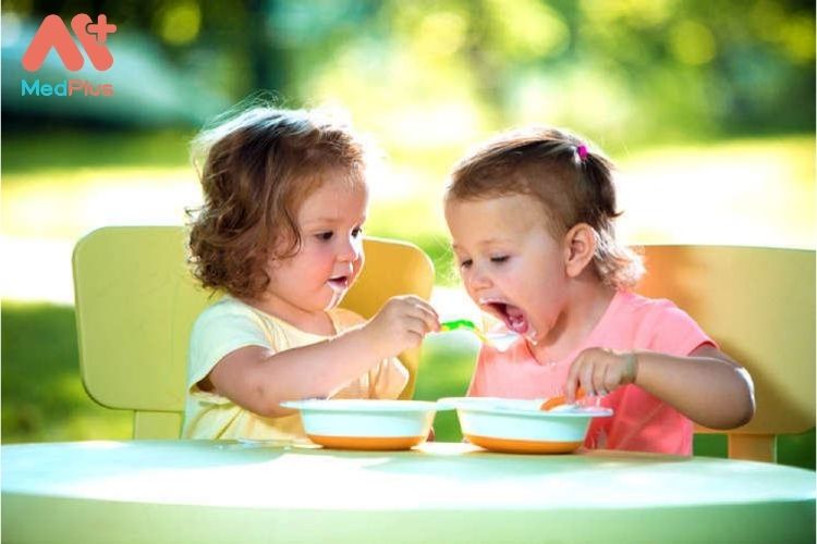 Trẻ mới biết đi không ăn chỉ vì đồng hồ báo đã đến giờ ăn trưa