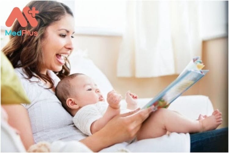 Đọc sách cho trẻ sơ sinh đã được chứng minh là có giá trị để phát triển các kỹ năng ngôn ngữ và trước khi biết chữ