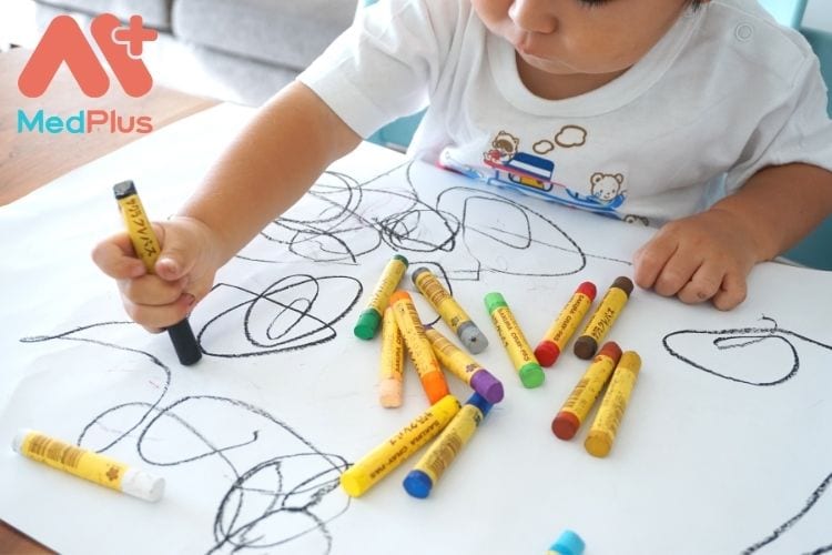 Bạn có thể giúp con rèn luyện kỹ năng vận động tinh bằng cách cùng con vẽ bằng bút dạ, bút màu, bút chì màu và phấn.