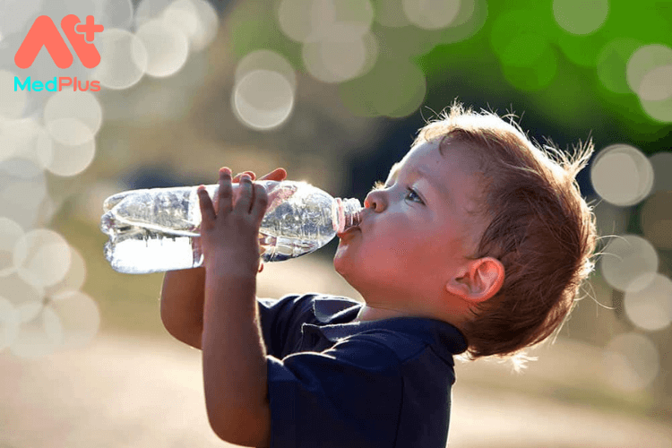 Uống đủ nước giúp xoa dịu sự lo lắng ở trẻ
