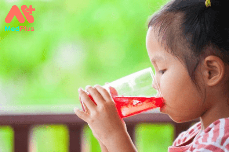 Uống đủ nước giúp xoa dịu sự lo lắng ở trẻ