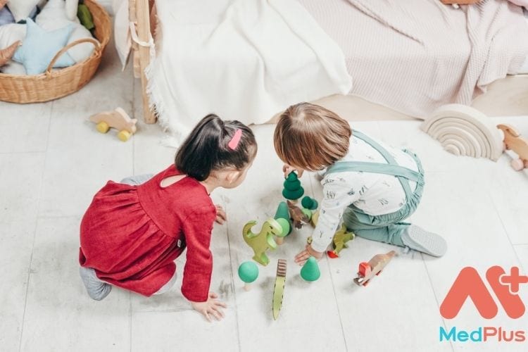 Cho bé chơi với bạn có thể là một trong những hoạt động tại nhà cho trẻ.