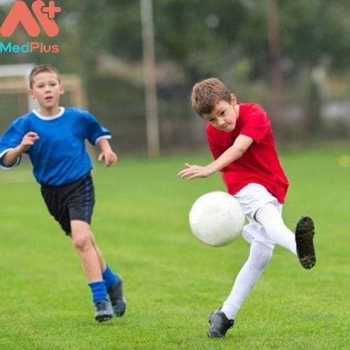 Xây dựng kỹ năng chạy bằng cách cho trẻ tham gia hoạt động ngoài trời như đá bóng (Hình ảnh minh họa)