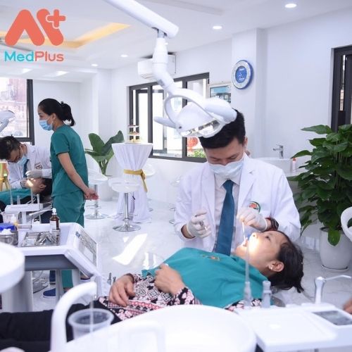 Khám răng tại Nha khoa Quang Hưng