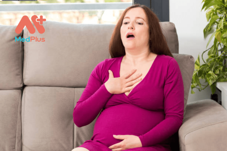 Khó thở và đau xương sườn khi mang thai