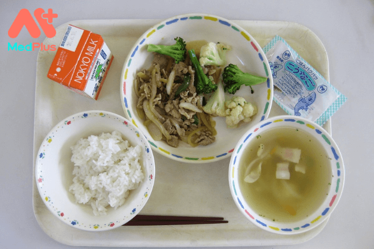 Bữa trưa lành mạnh ở trường cho trẻ