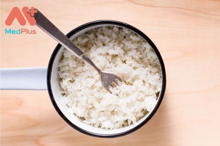 Quá trình tinh chế biến gạo lứt thành màu trắng sẽ loại bỏ các chất dinh dưỡng quan trọng, đặc biệt là chất xơ.