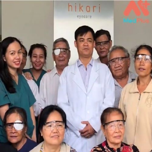 Hình ảnh thân thiện giữa các nhân viên và bệnh nhân tại Phòng khám Mắt Hikari Eye Care