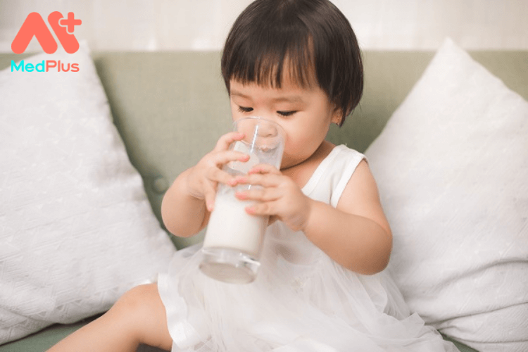 Khi nào có thể cho trẻ sử dụng cốc?