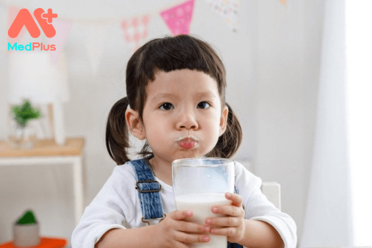 Khi nào có thể cho trẻ sử dụng cốc?