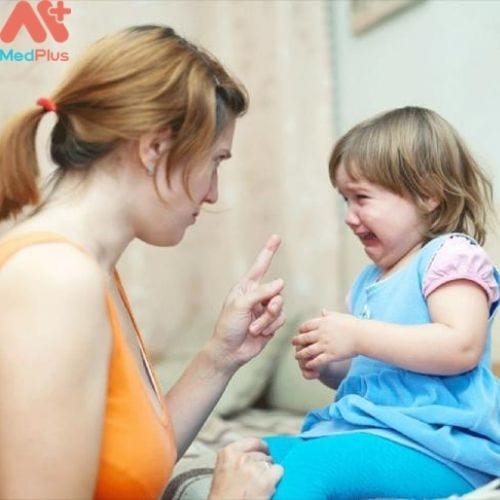 La mắng hoặc đánh trẻ có thể làm cơn giận của trẻ tồi tệ hơn (Hình ảnh minh họa)