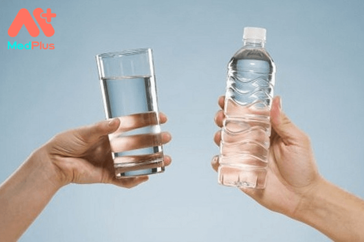 Nước đóng chai hay nước lọc máy tốt cho trẻ?