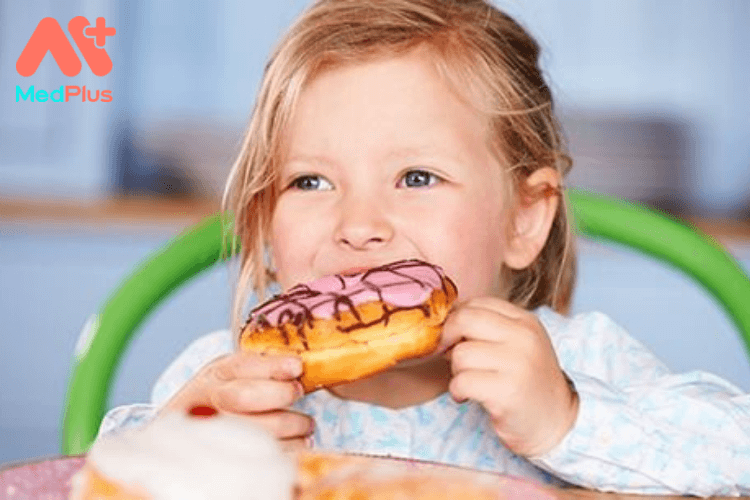 Quảng cáo đồ ăn vặt theo dõi trẻ em trực tuyến