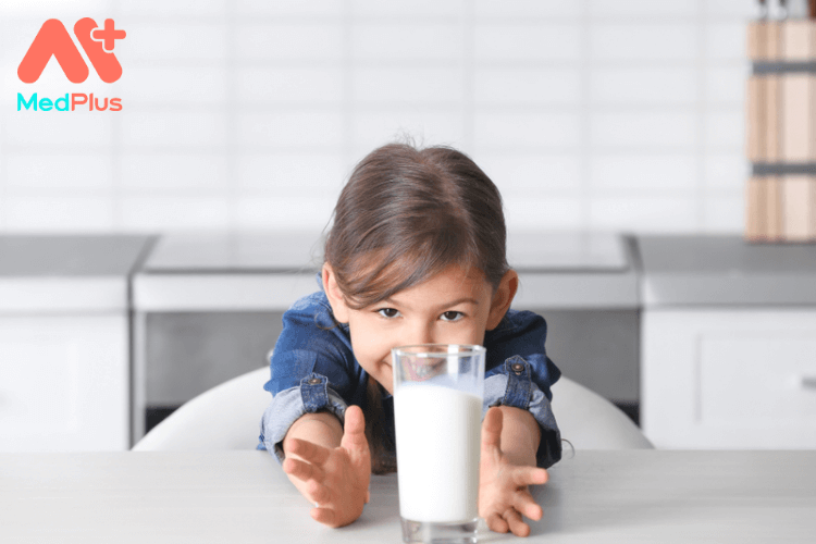 Tại sao nên cho trẻ uống sữa và nên uống loại nào?