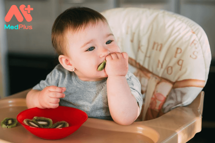5 mẹo xây dựng chế độ ăn uống cho trẻ 1 tuổi