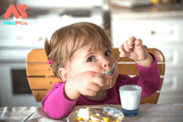 5 mẹo xây dựng chế độ ăn uống cho trẻ 1 tuổi