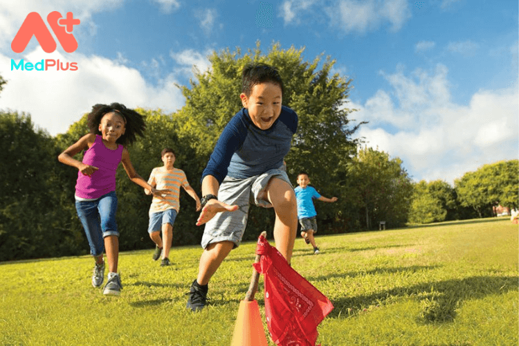 5 trò chơi ngoài trời khuyến khích trẻ vận động