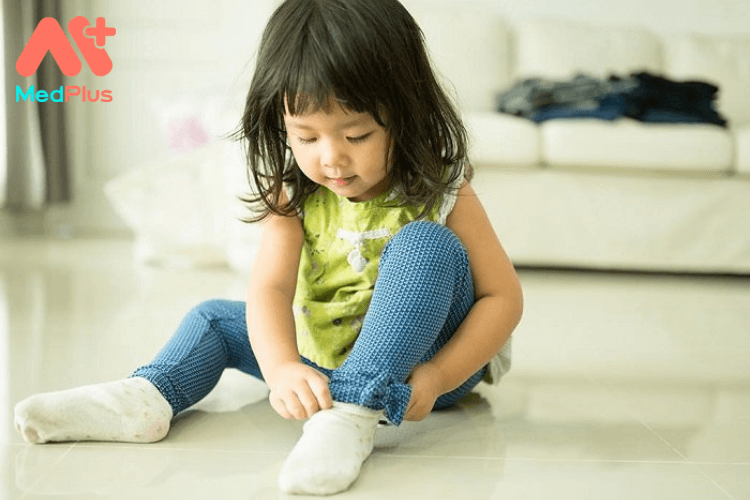 7 mẹo dạy trẻ cách mặc quần áo dễ dàng