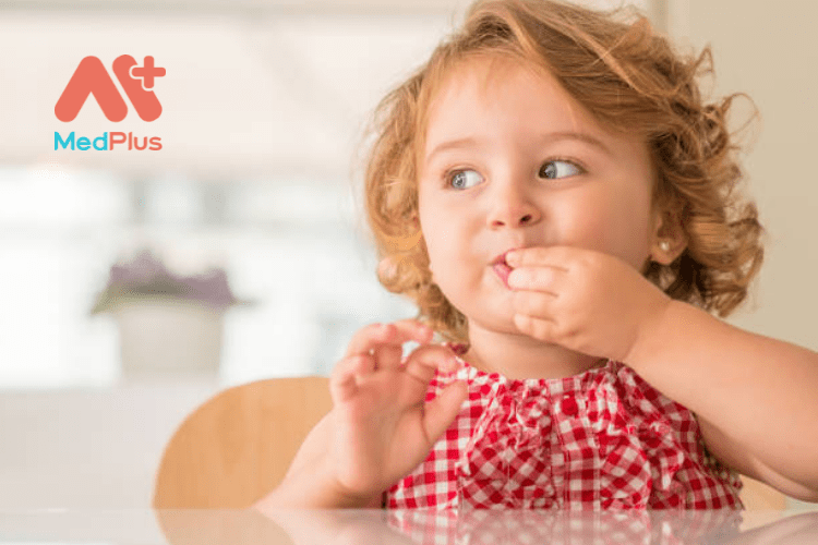 Tại sao trẻ em lại ngậm mọi thứ vào miệng
