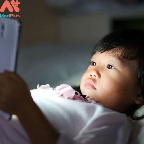 Cho trẻ tiếp xúc các thiết bị điện tử trước giờ ngủ cũng là nguyên nhân gây mất ngủ