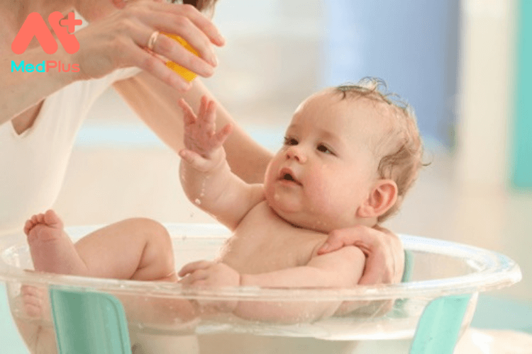 Có nên tắm cho trẻ bị tay chân miệng không?