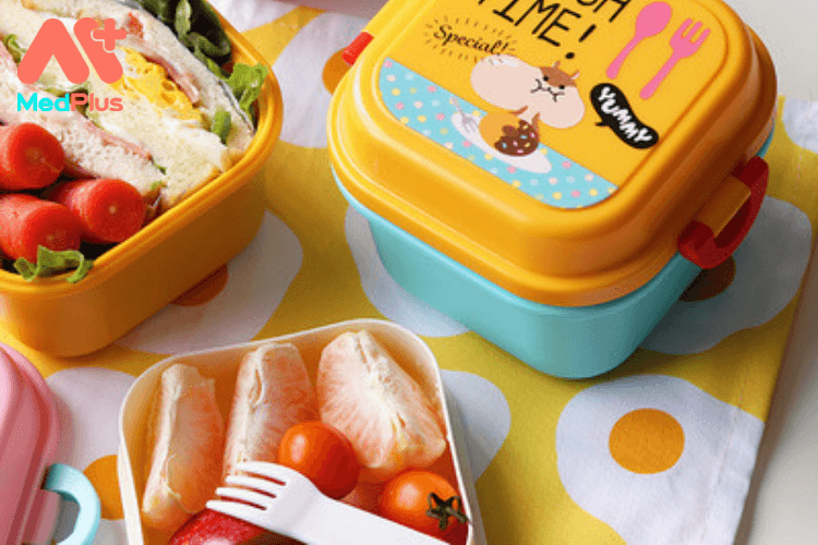 Giữ cơm trưa an toàn thực phẩm cho trẻ