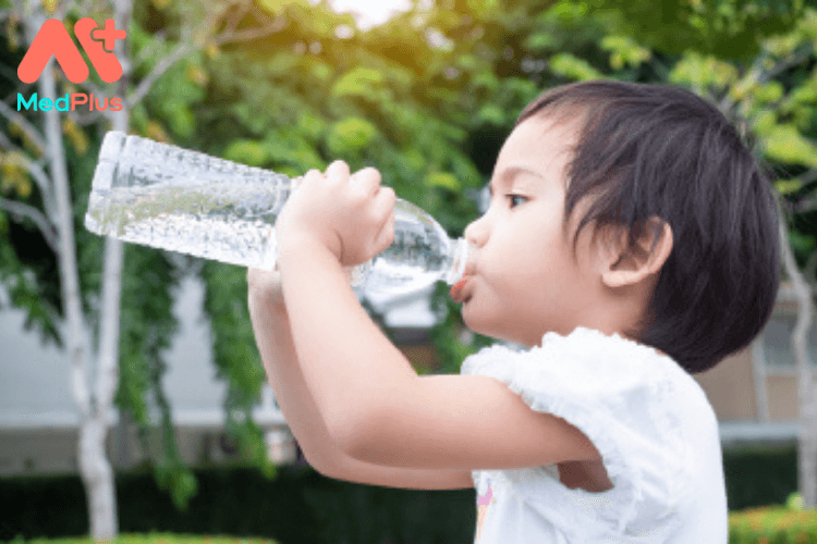 Nước đóng chai có an toàn cho trẻ không?