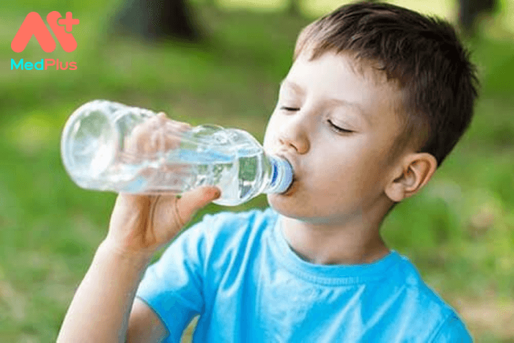 Nước đóng chai có an toàn cho trẻ không?