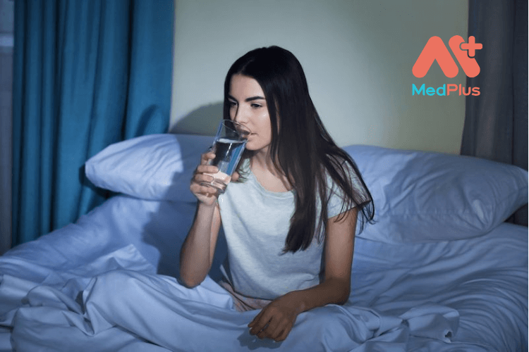 uống nước trước khi ngủ