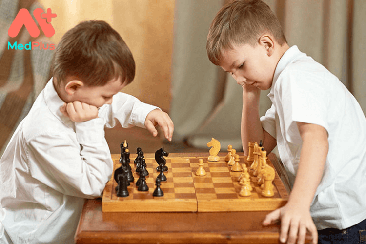 4 bước dạy bé chơi cờ vua tại nhà