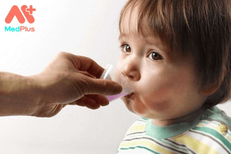 6 mẹo cho trẻ uống thuốc đắng dễ dàng