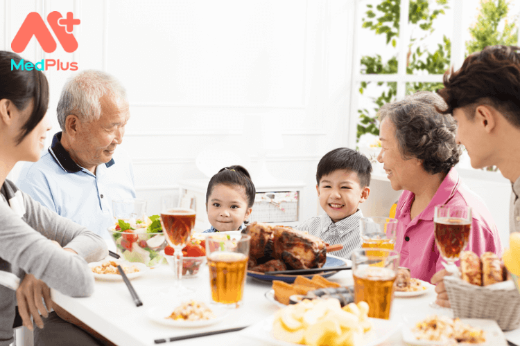 6 mẹo giúp trẻ ăn ngoan trong bữa ăn gia đình