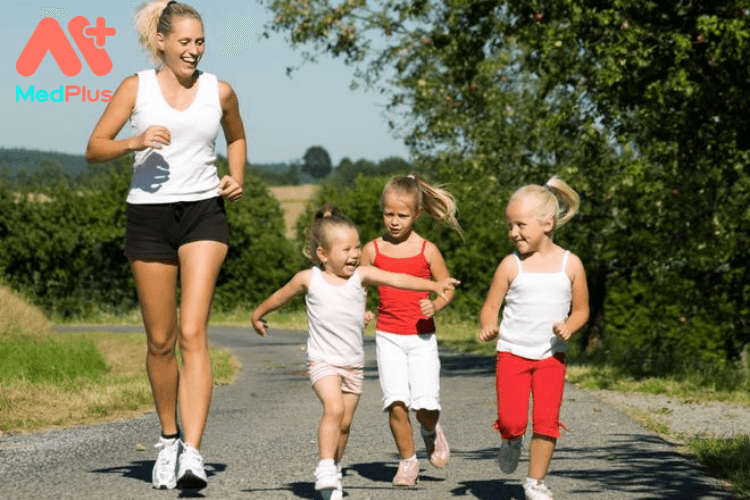 7 lợi ích khi cho trẻ ra ngoài đi bộ