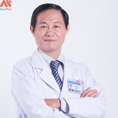 Bs Nguyễn Công Minh là người trực tiếp thăm khám và điều trị