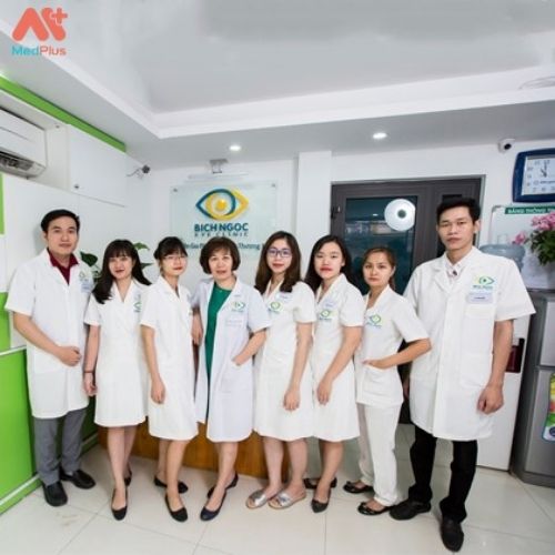 Phòng khám chuyên khoa mắt Bích Ngọc với đội ngũ bác sĩ và nhân viên có trình độ và kinh nghiệm