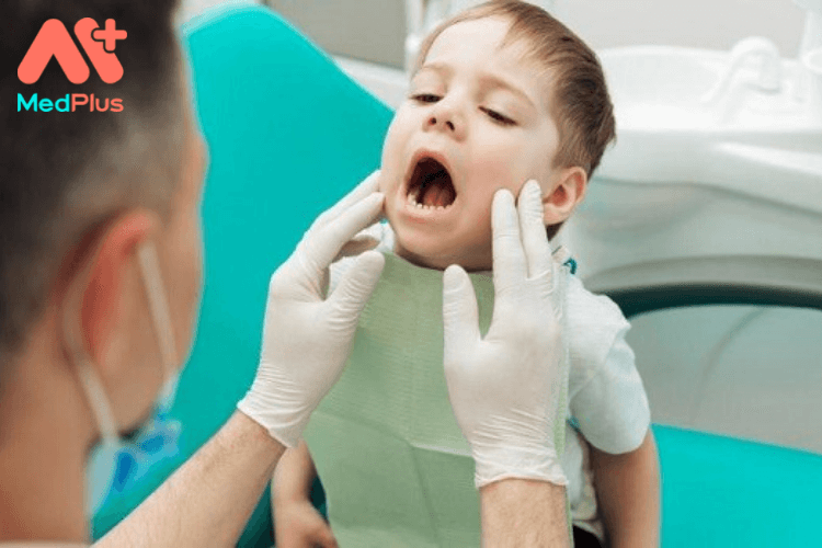 Bệnh ăn mòn chân răng ở trẻ em phải làm sao?