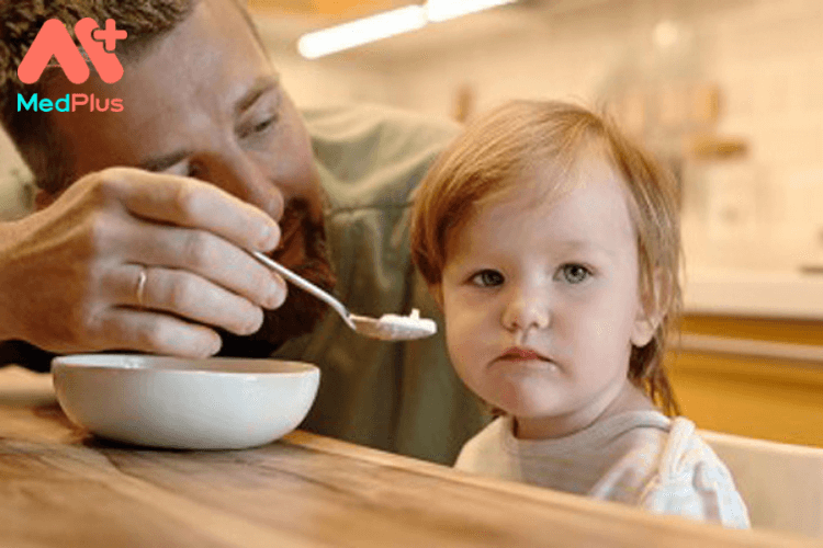 Bố mẹ nên làm gì khi trẻ ăn chậm?