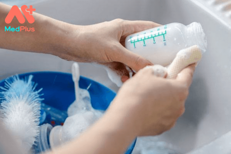Cách vệ sinh bình sữa hằng ngày cho bé