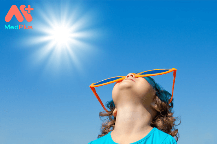 Làm sao để bảo vệ trẻ khỏi ánh nắng mặt trời